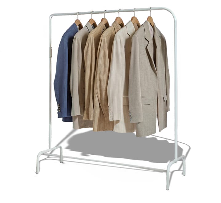 שירות ניקוי יבש מקצועי - בגדים תלויים על קולבים לאחר טיפול איכותי