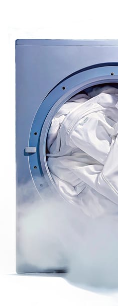מכונת כביסה פתוחה עם כביסה לבנה