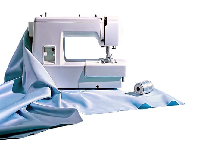 מכונת תפירה עם בד כחול